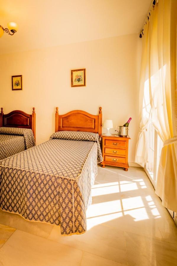 Hotel La Morena Фуeнхирола Екстериор снимка