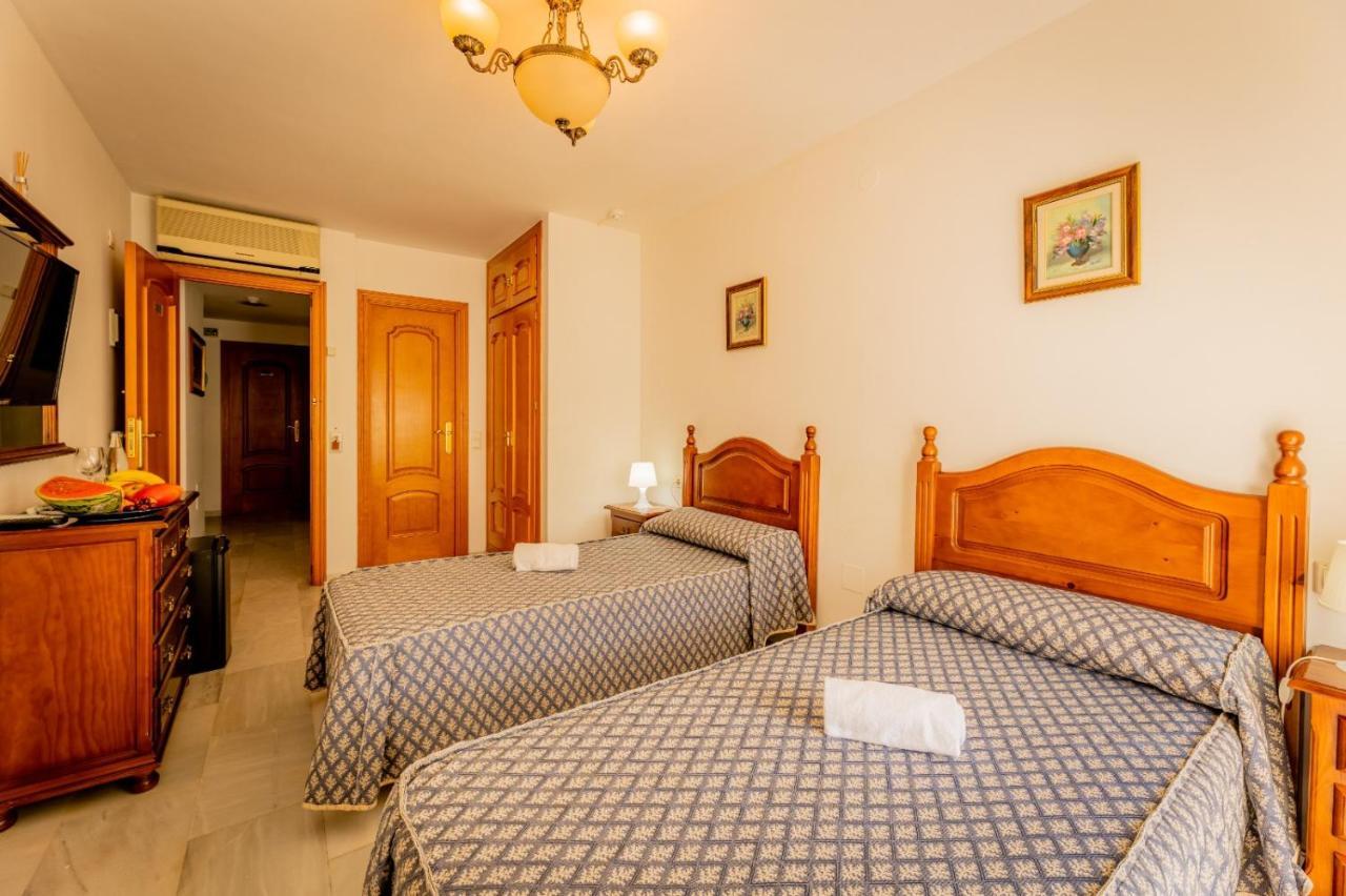 Hotel La Morena Фуeнхирола Екстериор снимка